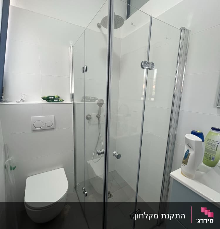 מקלחון זכוכית עם ראש מקלחת עגול